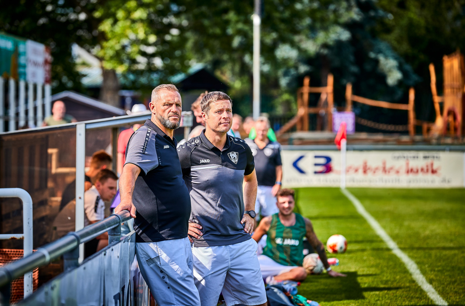 Das VfL-Trainerduo hat alles im Blick: Enrico Mühle (li.) und Frank Paulus. Foto: Marko Förster