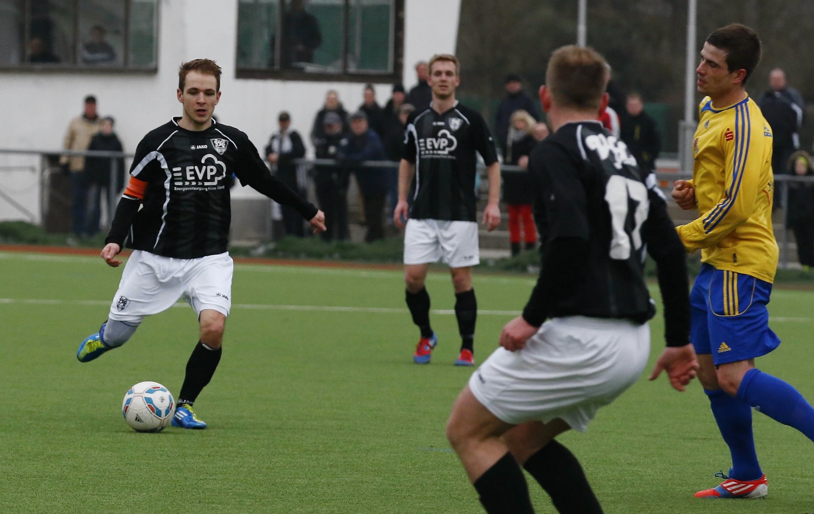 VfL-Kapitän André Rechenberger schlägt einen langen Pass. Foto: Marko Förster