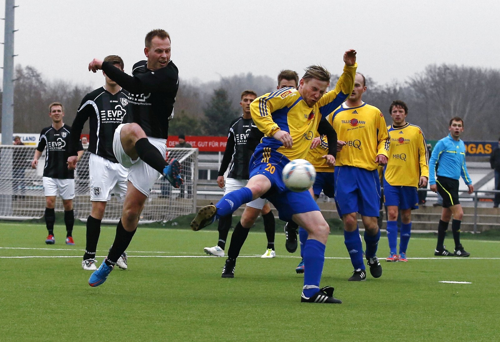 ...und rein ins Glück: VfL-Spieler Berko Berthold zieht ab! Foto: Marko Förster