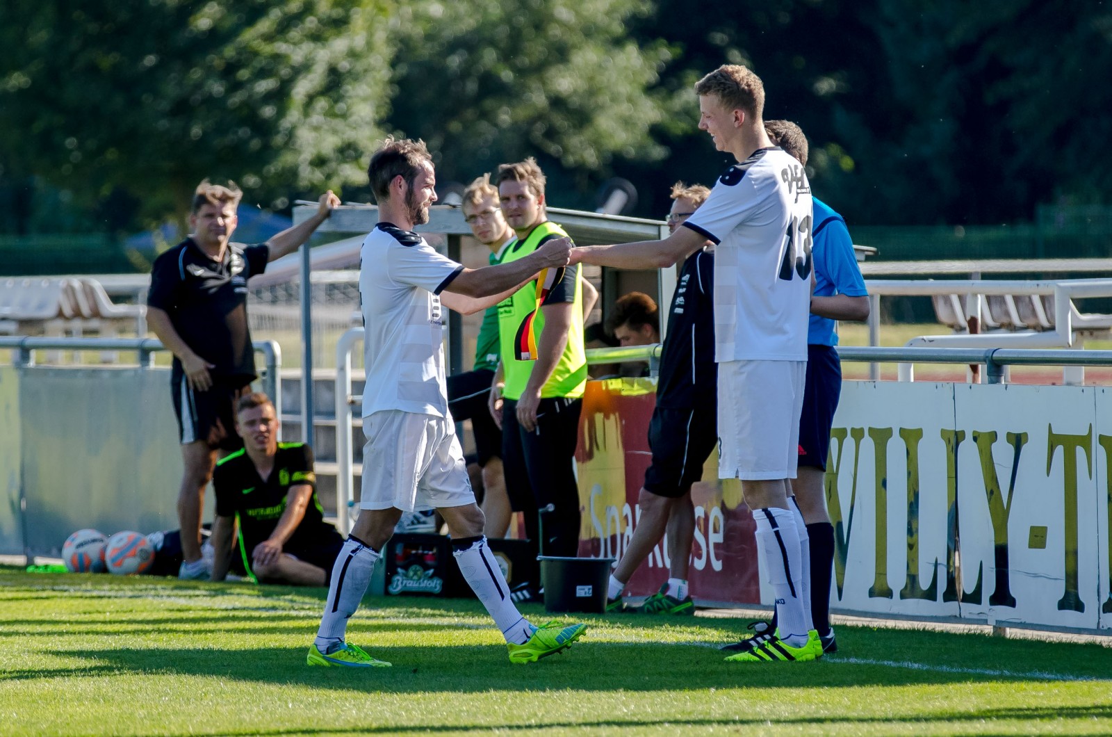 Wechsel und Zusammenhalt beim VfL: Henschel kommt für Hartmann in die Partie. Foto: Marko Förster