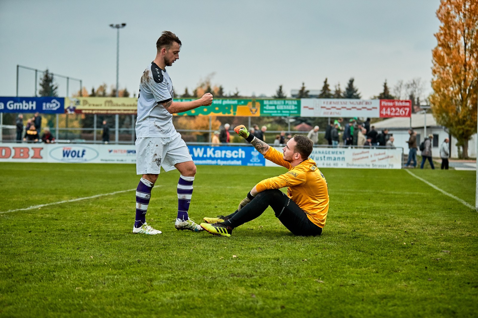 Fairplay! VfL-Spieler Tim Baumann klatscht mit dem gegnerischen Torwart ab. Foto: Marko Förster