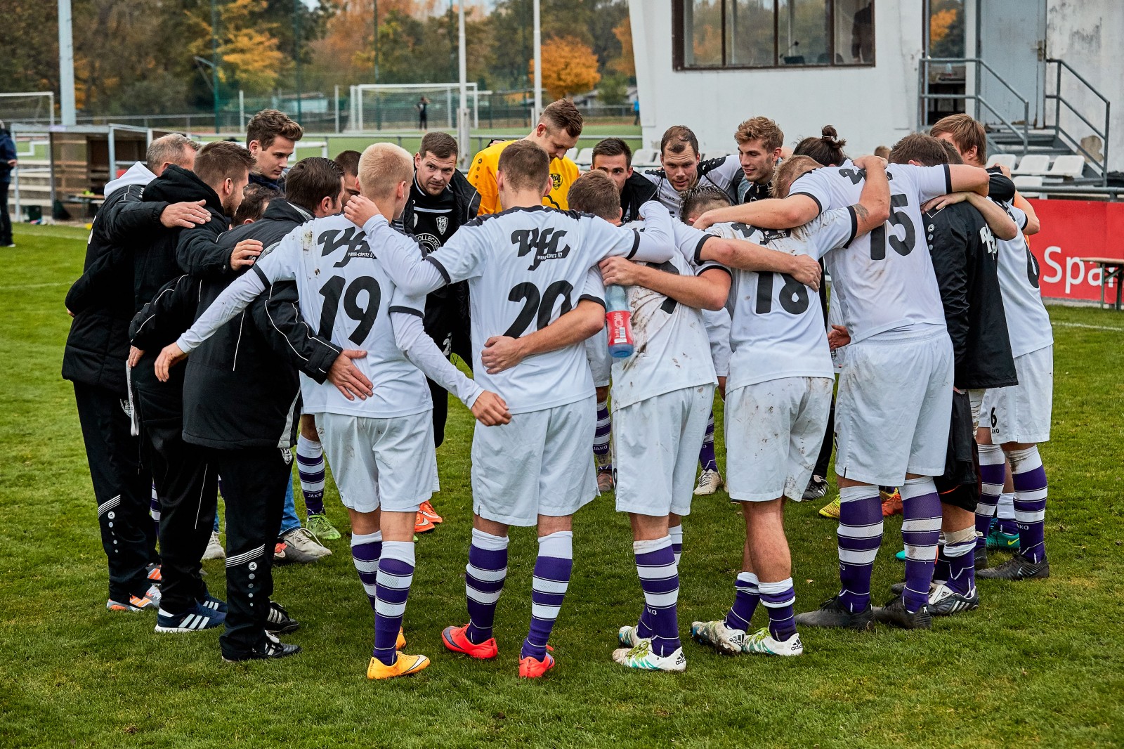 Ein Team, ein Ziel, drei Punkte: Dafür spielt der VfL Pirna-Copitz. Foto: Marko Förster