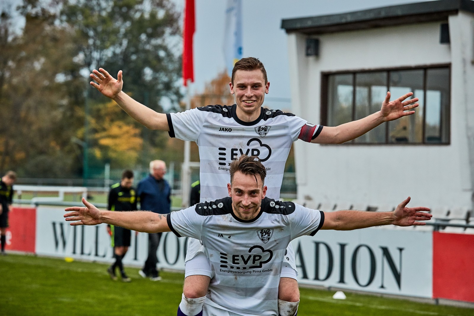 Den Gegner entzaubern: Die VfL-Spieler Sebastian Scholz (oben) und Tim Baumann (unten). Foto: Marko Förster