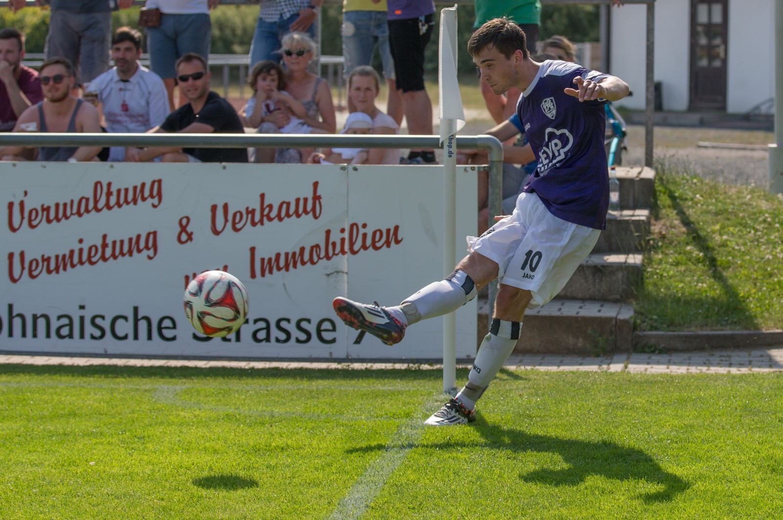 Scharfe Hereingabe: Martin Schmidt vom VfL beim Eckball. Foto: Marko Förster