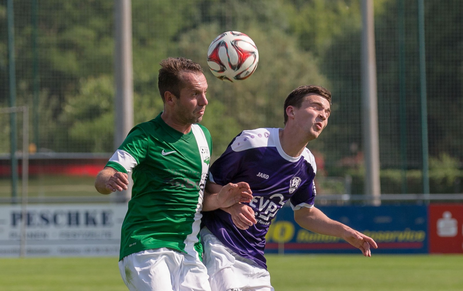 Ran an den Ball: VfL-Spieler Martin Schmidt im Kopfballduell. Foto: Marko Förster