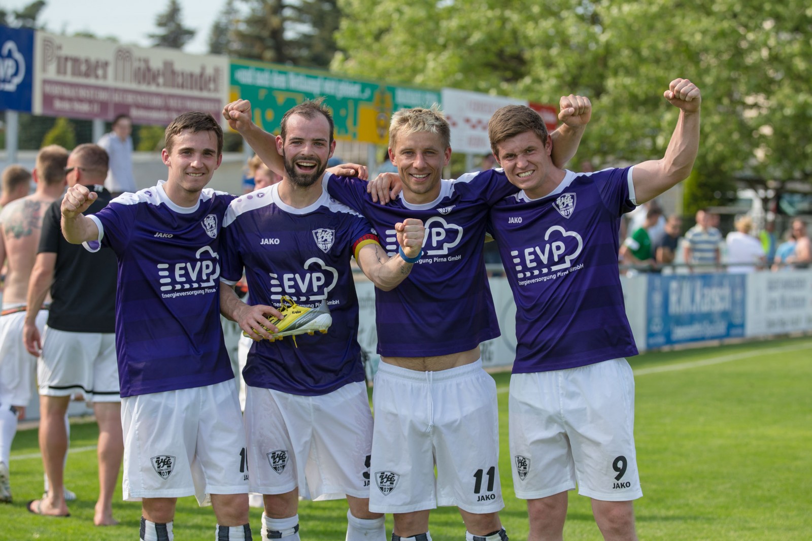 Lila-weißer Torjubel: Die VfL-Spieler Martin Schmidt, Christoph Hartmann, Ronny Kreher und Marcel Kleber. Foto: Marko Förster