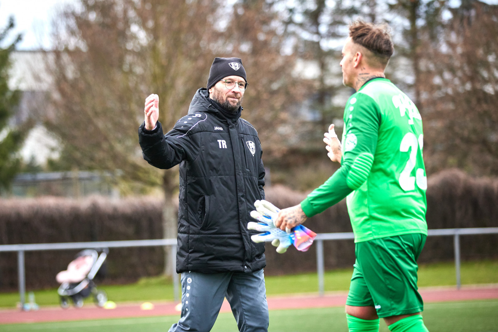 Teamgeist und Zusammenhalt: Das verkörpert der VfL Pirna - wie diesmal VfL-Cheftrainer Nico Däbritz (li.) und VfL-Keeper Pierre Schiller. Foto: Marko Förster