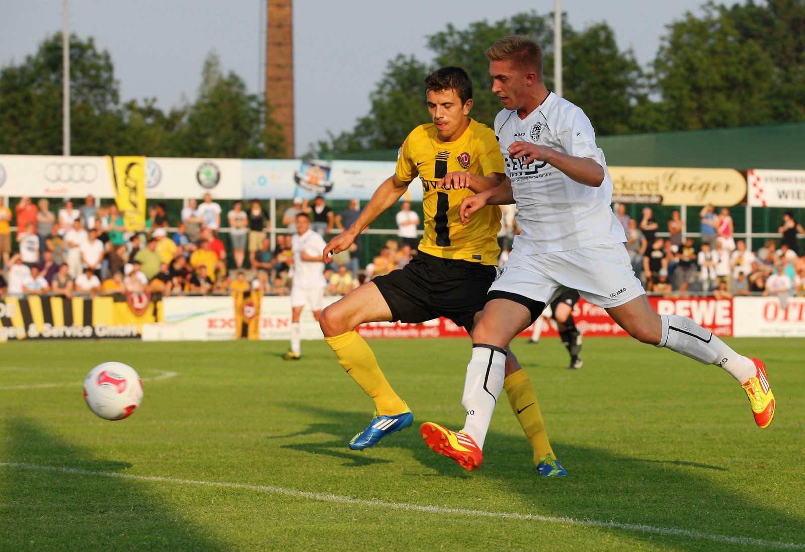 VfL-Spieler Marcel Reck gegen Dynamos Anthony Losilla.