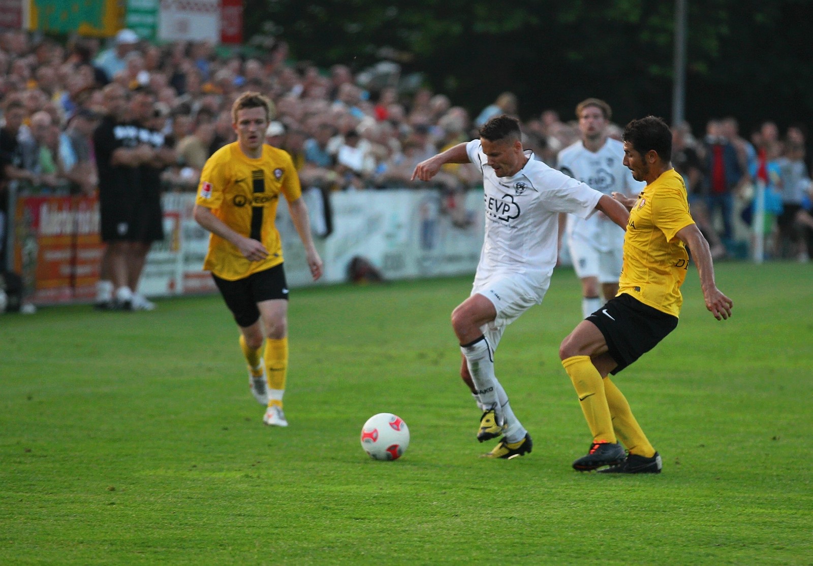 Mit Einsatz: VfL-Spieler Robert Pietsch geht an Dynamo-Kapitän Cristian Fiel vorbei.