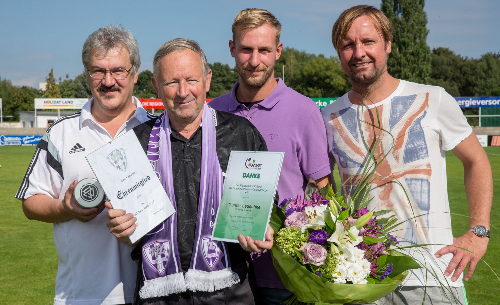 Geehrt und ausgezeichnet: Joachim Legler (li.), Oliver Herber (2.v.re.) und Stefan Bohne (re.) ehren Schiedsrichter-Urgestein Gunter Leuschke. Foto: Marko FÃ¶rster