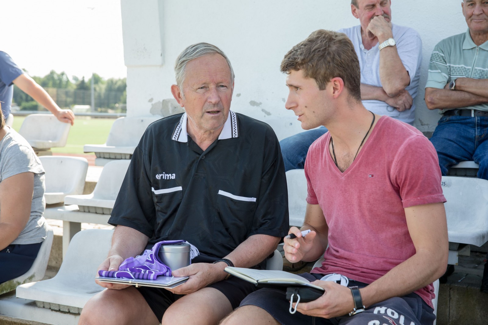 Gunter Leuschke (li.) im GesprÃ¤ch mit VfL-Pressesprecher Ronny Zimmermann. Foto: Marko FÃ¶rster