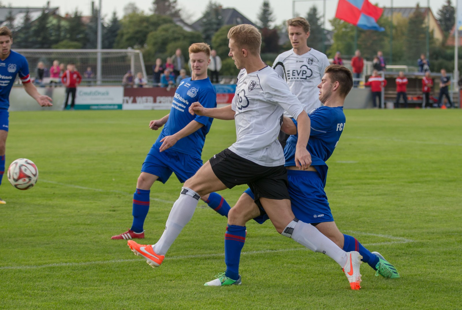 UmkÃ¤mpft und intensiv: Marcel Reck (vorne) und Falk van Kolck (hinten) drÃ¤ngen zum Ball. Foto: Marko FÃ¶rster