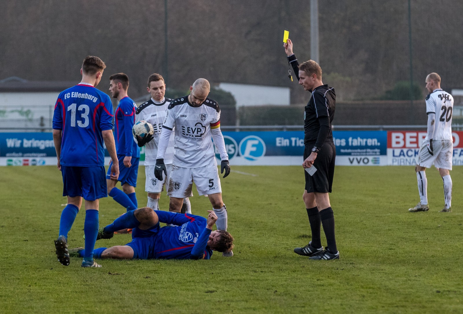 Verwarnung! VfL-Kapitän Christoph Hartmann sieht nach einem Foulspiel die gelbe Karte. Foto: Marko Förster