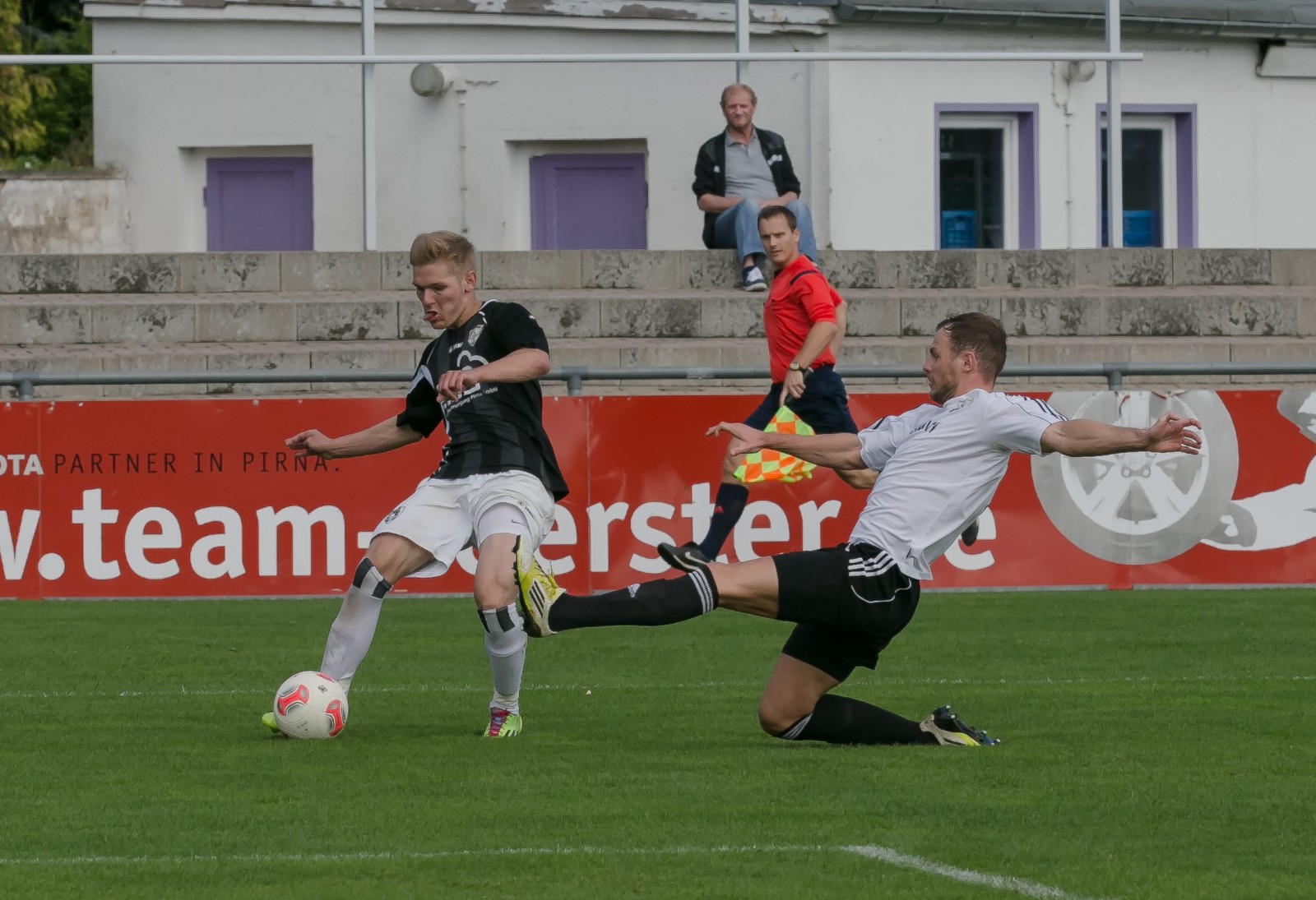 Starke Hereingabe! Kevin Schur vom VfL mit einem Flachpass. Foto: Marko Förster