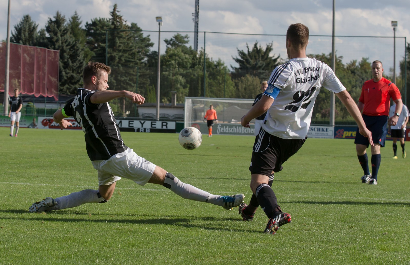 Packt ordentlich zu: VfL-Verteidiger Sebastian 