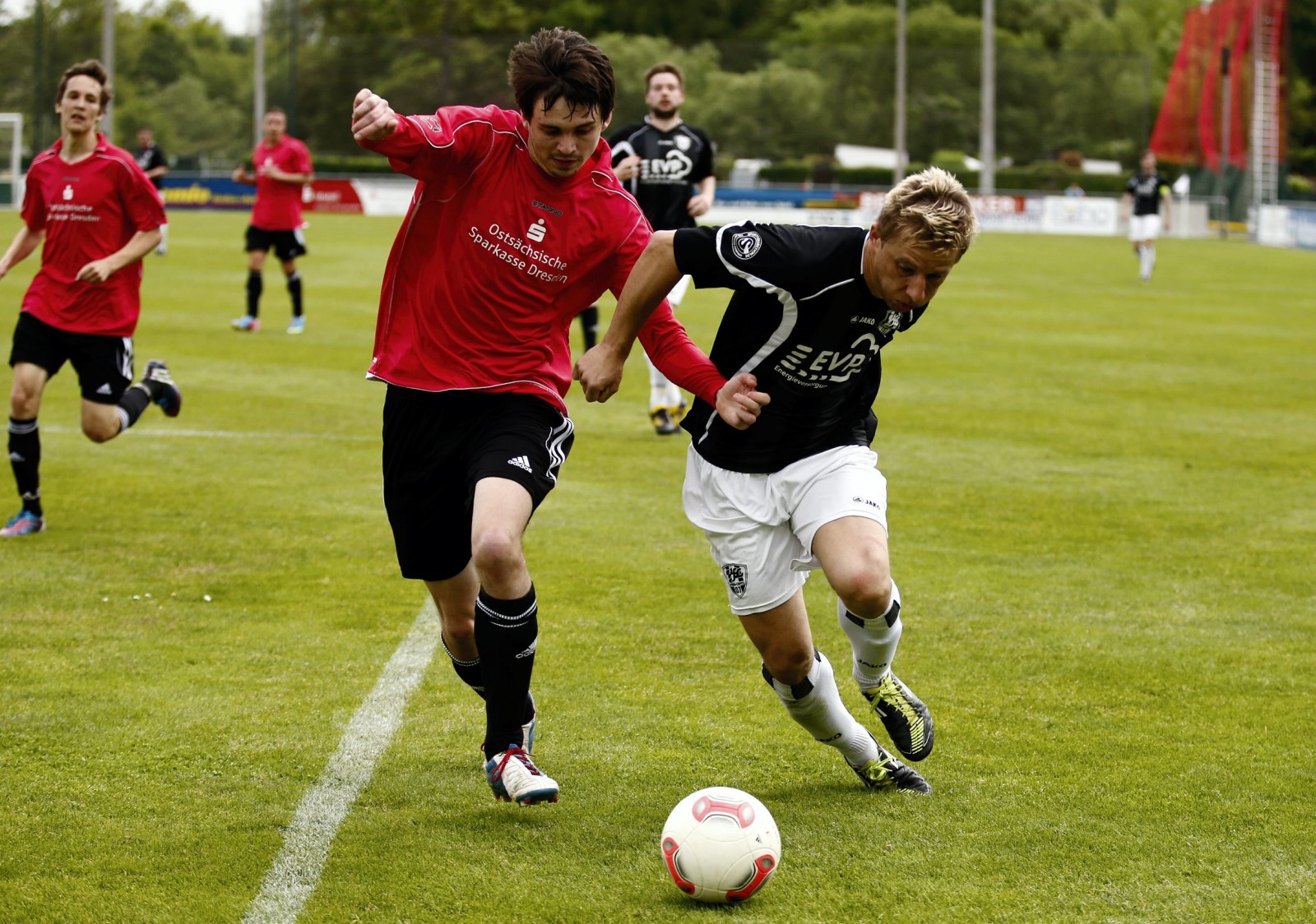 Zweikampf! Kreher tankt sich für Copitz durch. Foto: Marko Förster