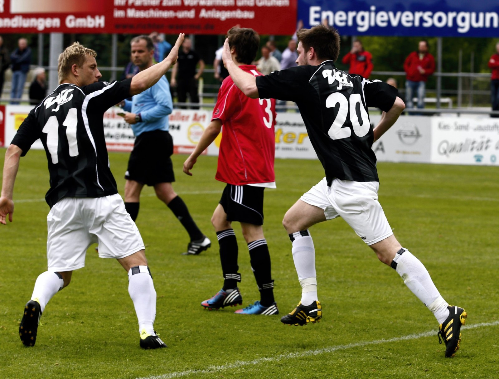 Abklatschen! Kreher und Hartmann nach einem VfL-Tor. Foto: Marko Förster