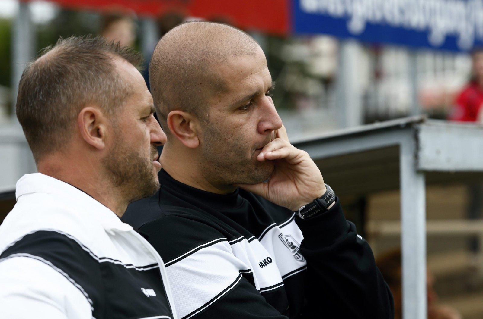 VfL-Trainer Jugo (re.) berÃ¤t sich mit Enrico MÃ¼hle. Foto: Marko FÃ¶rster