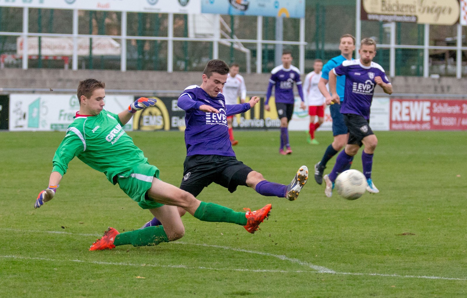 Voller Einsatz! Martin Schmidt (v.) und Ronny Kreher (h.) vom VfL machen Druck. Foto: Marko FÃ¶rster