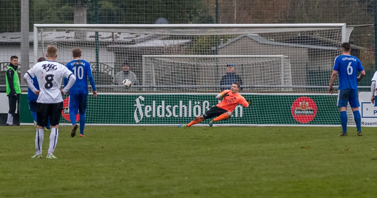 Gegentor! Der VfL Pirna gerät durch einen Elfmeter in Rückstand. Foto: Marko Förster