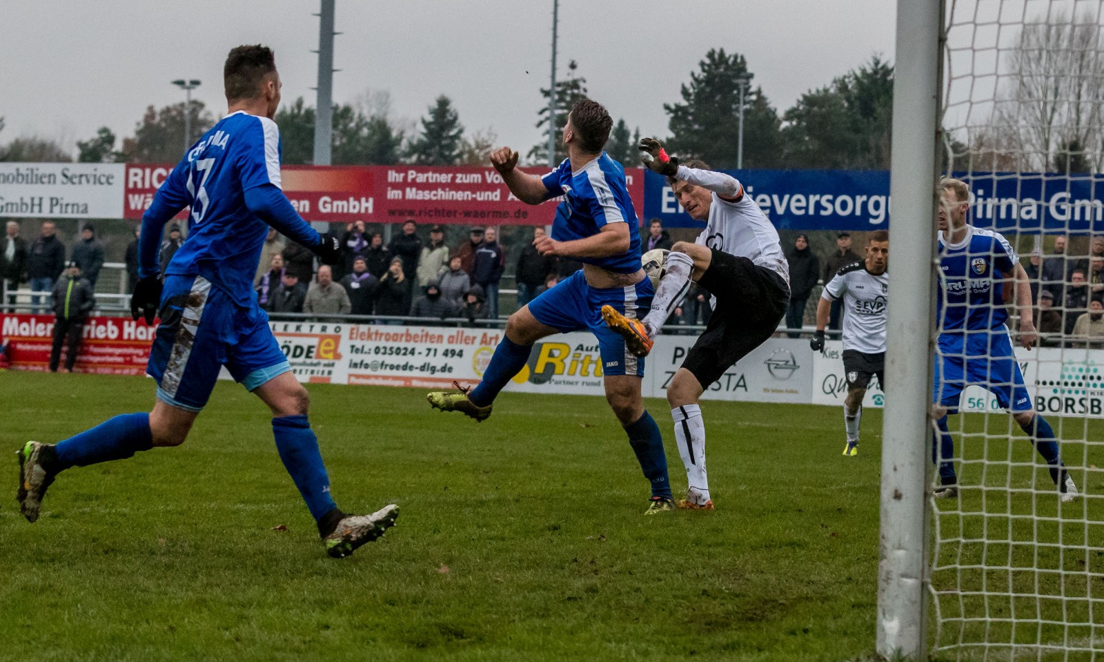 Kopf an Kopf: VfL-Defensivspieler Falk van Kolck muss im Strafraum klären. Foto: Marko Förster