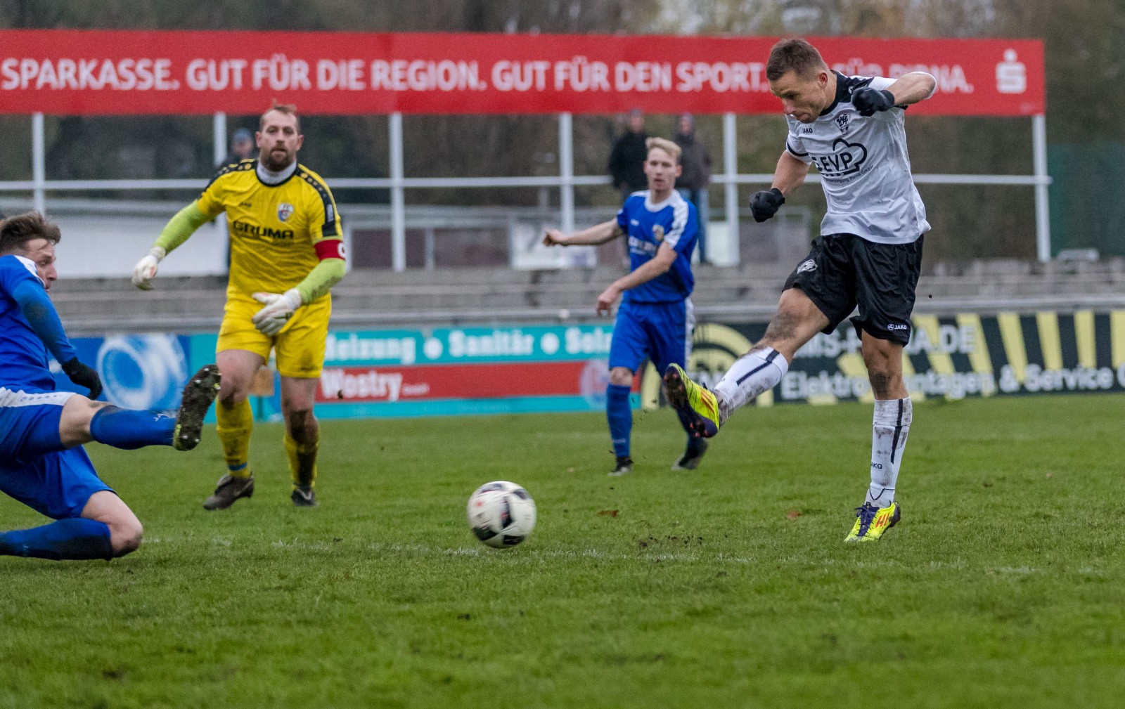 Da kommt jeder Gegner zu spät: VfL-Stürmer Ronny Kreher auf dem Weg zum Tor. Foto: Marko Förster