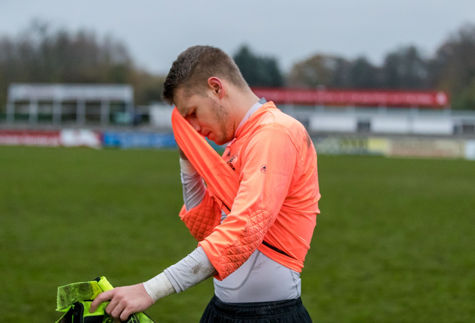 Enttäuscht: VfL-Torwart Philipp Schumann will mit Pirna lieber über Siege jubeln. Foto: Marko Förster