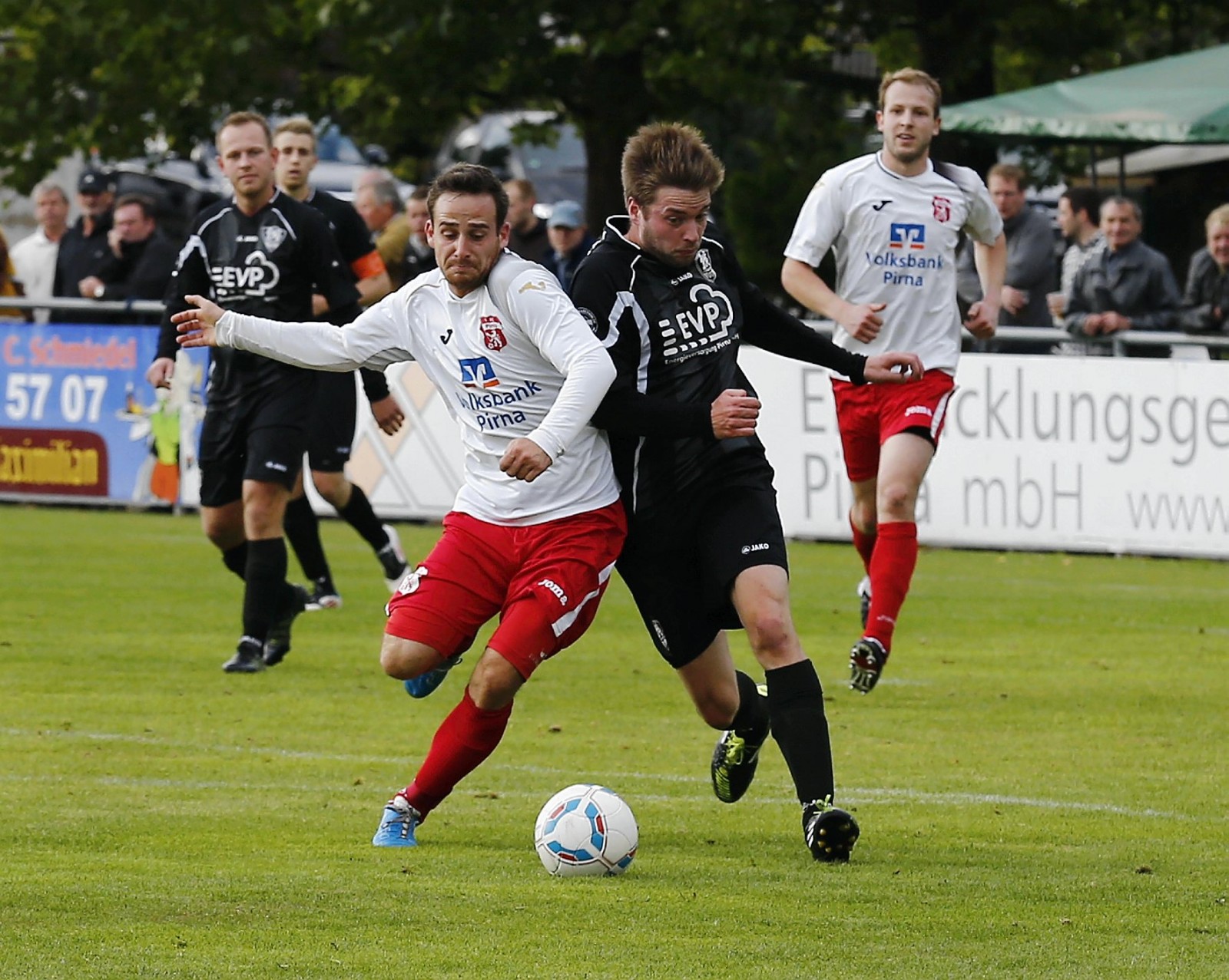 Kampf um jeden Zentimeter: VfL-Verteidiger Johannes Hartmann will den Ball. Foto: Marko Förster