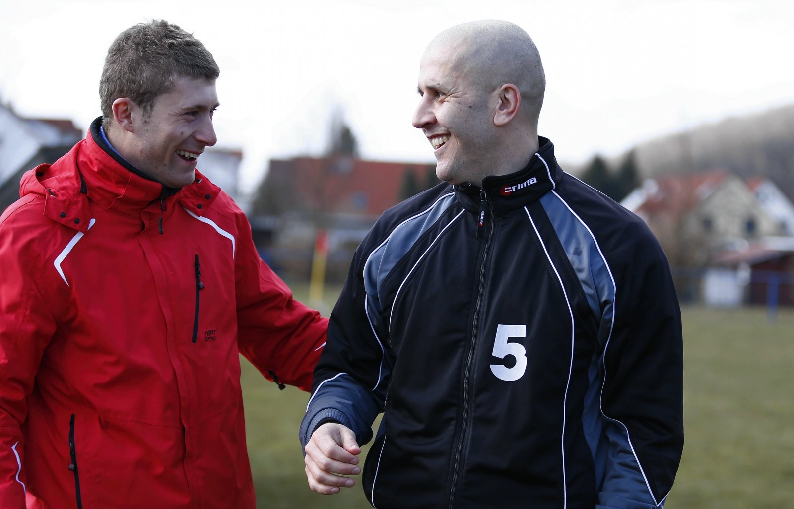 VfL-Pressesprecher Ronny Zimmermann (links) im GesprÃ¤ch mit Trainer Elvir Jugo. Foto: Marko FÃ¶rster