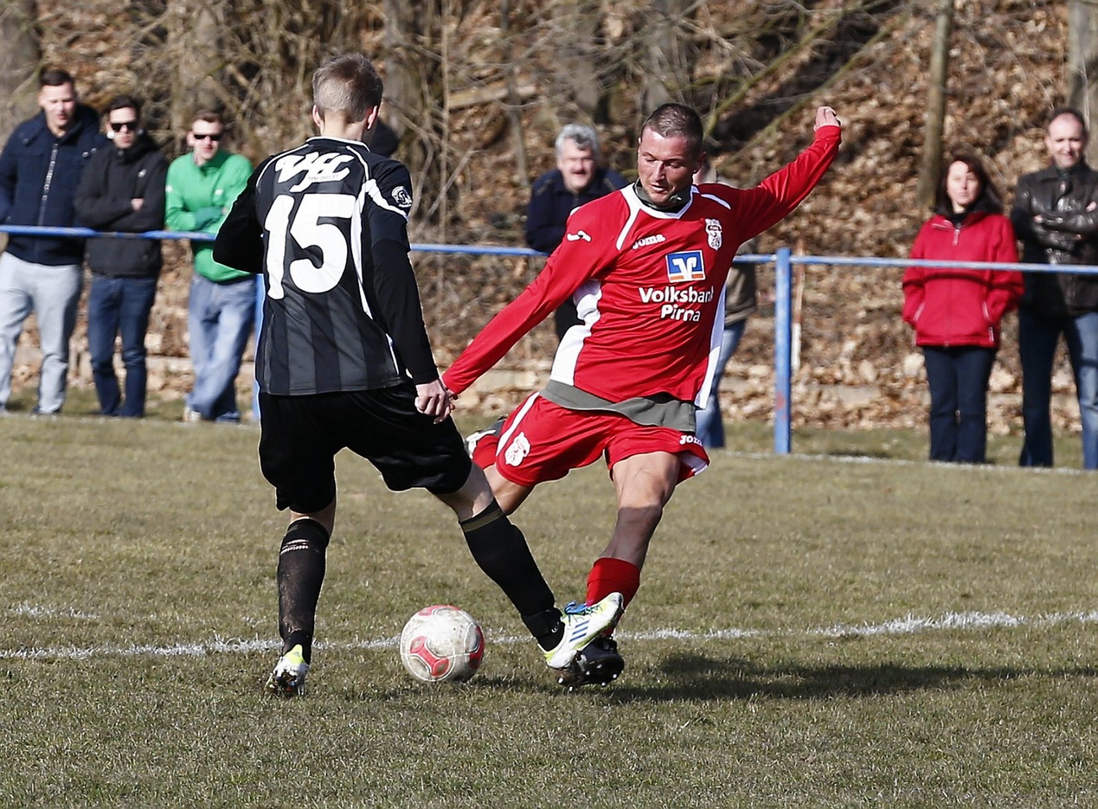 Hendrik GeiÃŸler (Nr. 15) vom VfL ist resolut im Zweikampf. Foto: Marko FÃ¶rster