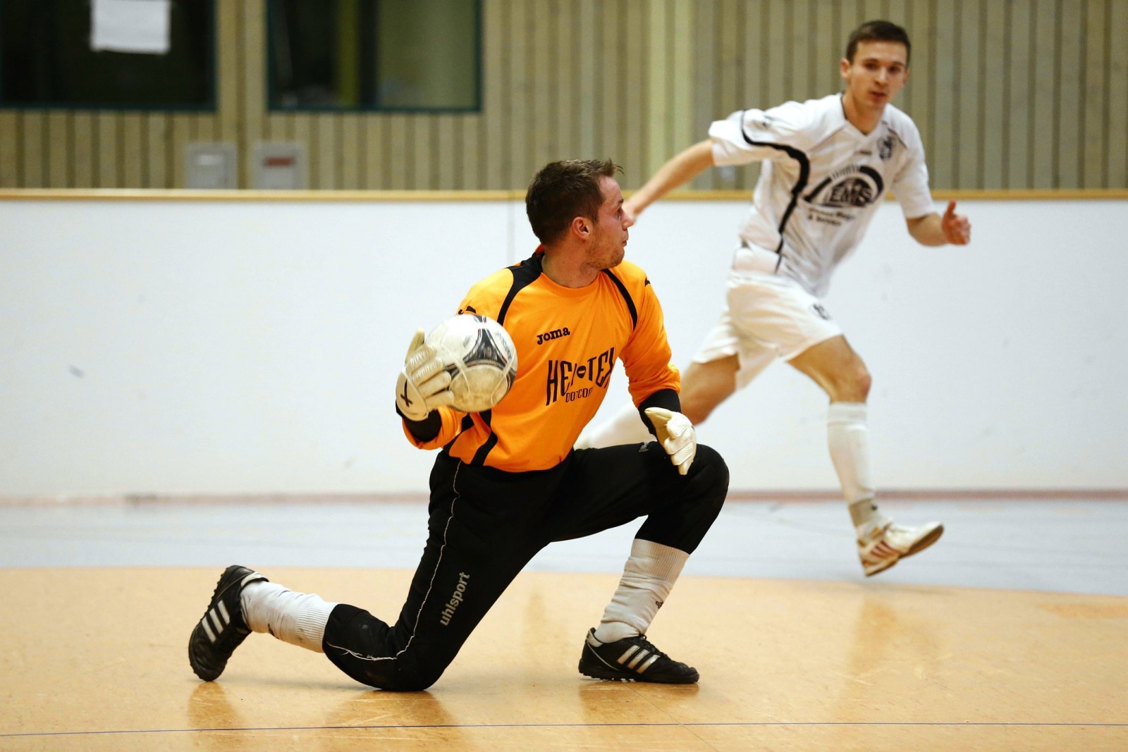 VfL-StÃ¼rmer Martin Schmidt (hinten) lauert in TornÃ¤he. Foto: Marko FÃ¶rster