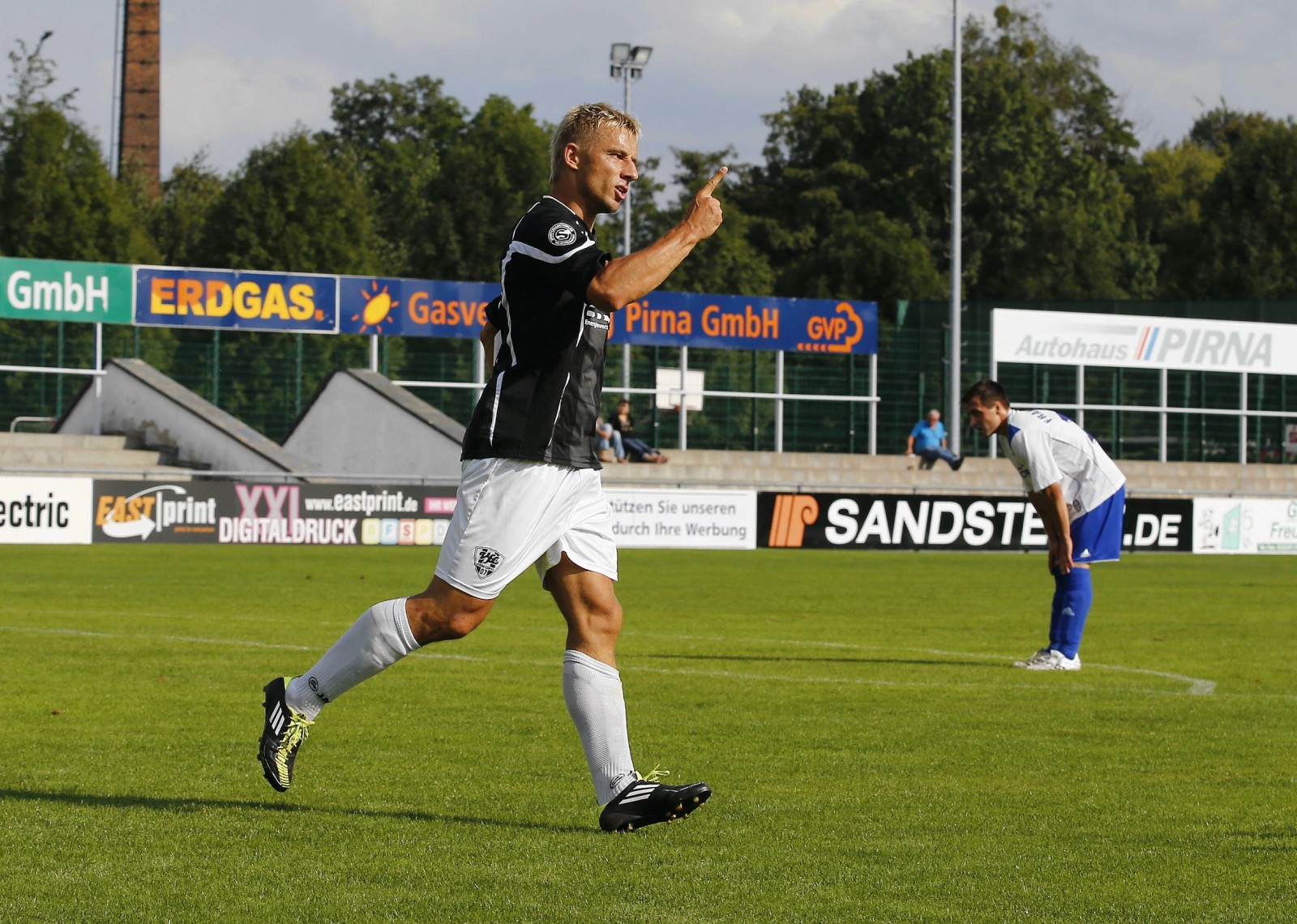 VfL-Stürmer Ronny Kreher jubelt über ein Tor! Foto: Marko Förster