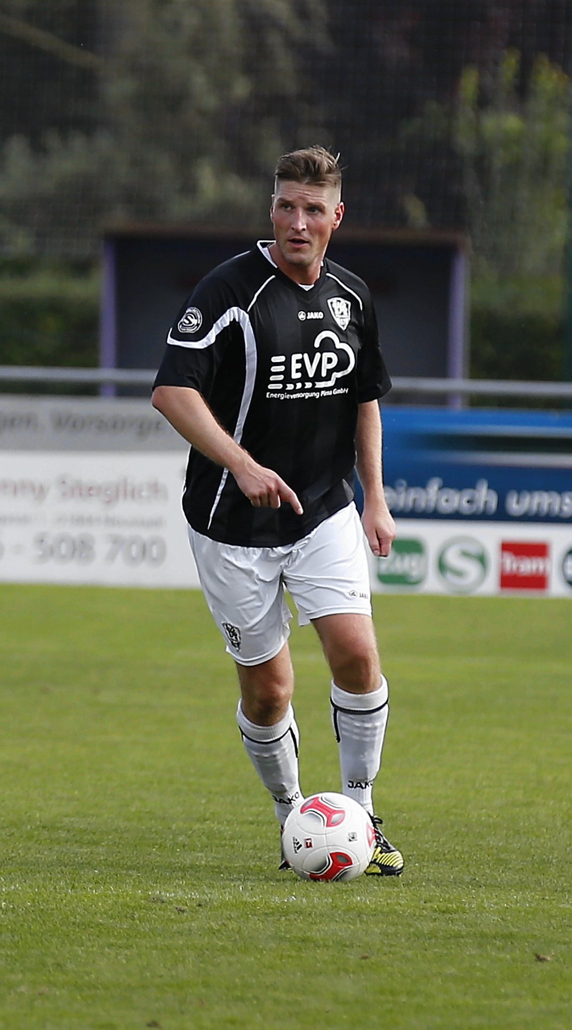 Ball am Fuß, Blick nach oben: VfL-Verteidiger Steffen Dörner. Foto: Marko Förster