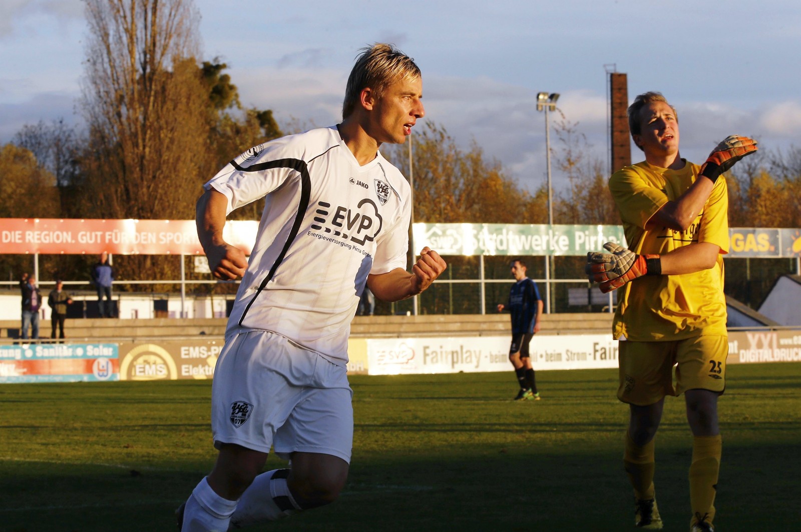 Tor! VfL-Angreifer Kreher jubelt, der Gegner-Keeper flucht. Foto: Marko Förster