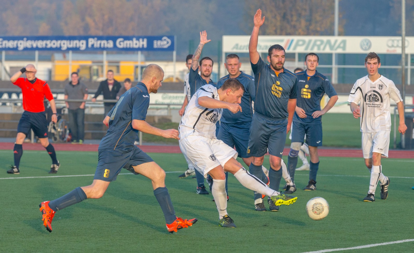 Abseits oder nicht? Der VfL Pirna-Copitz zieht seine Angriffe entschlossen durch. Foto: Marko FÃ¶rster