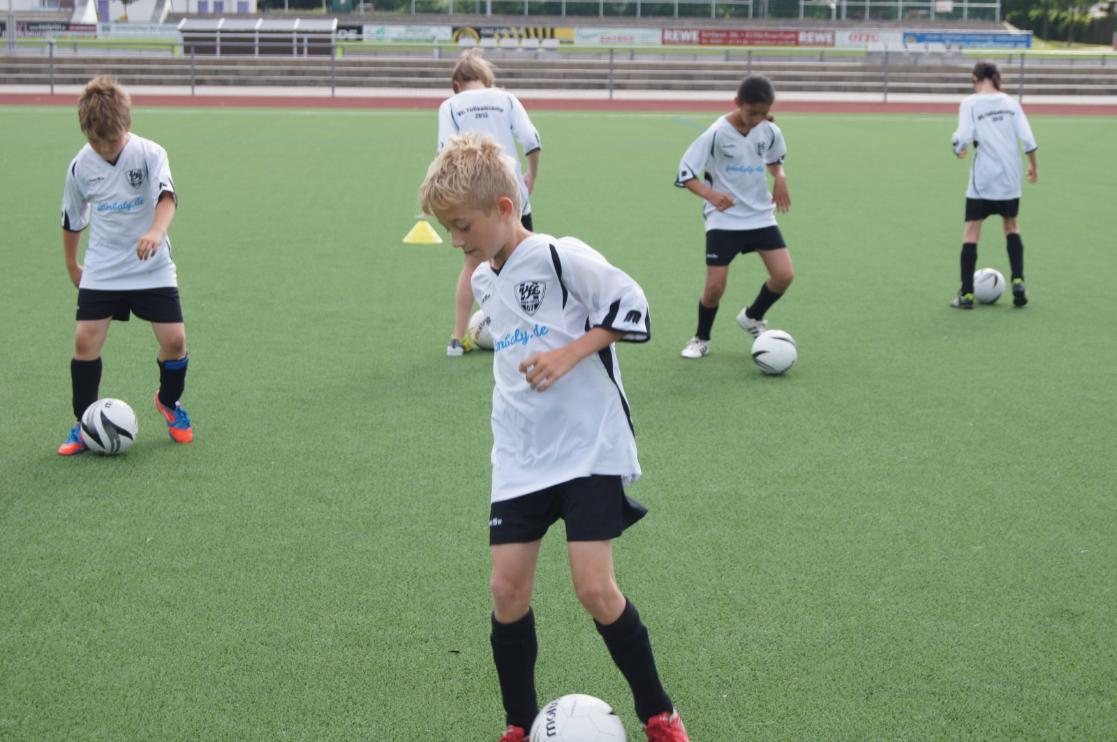 Zeigen ihre Dribbelstärke: Die Kinder im VfL-Feriencamp! Foto: VfL