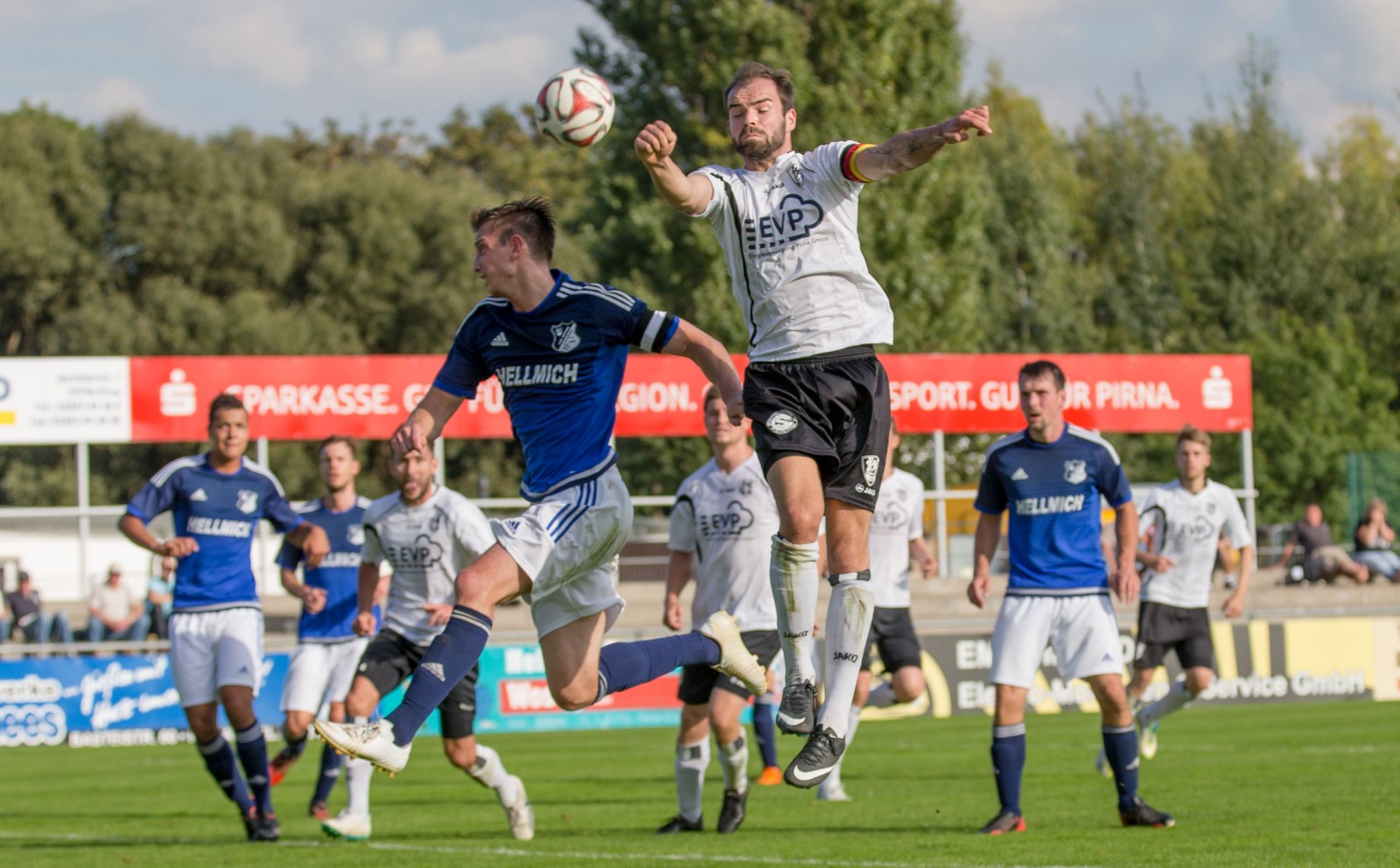 Kopfballstark: VfL-Spieler Christoph Hartmann schraubt sich in die Luft. Foto: Marko Förster