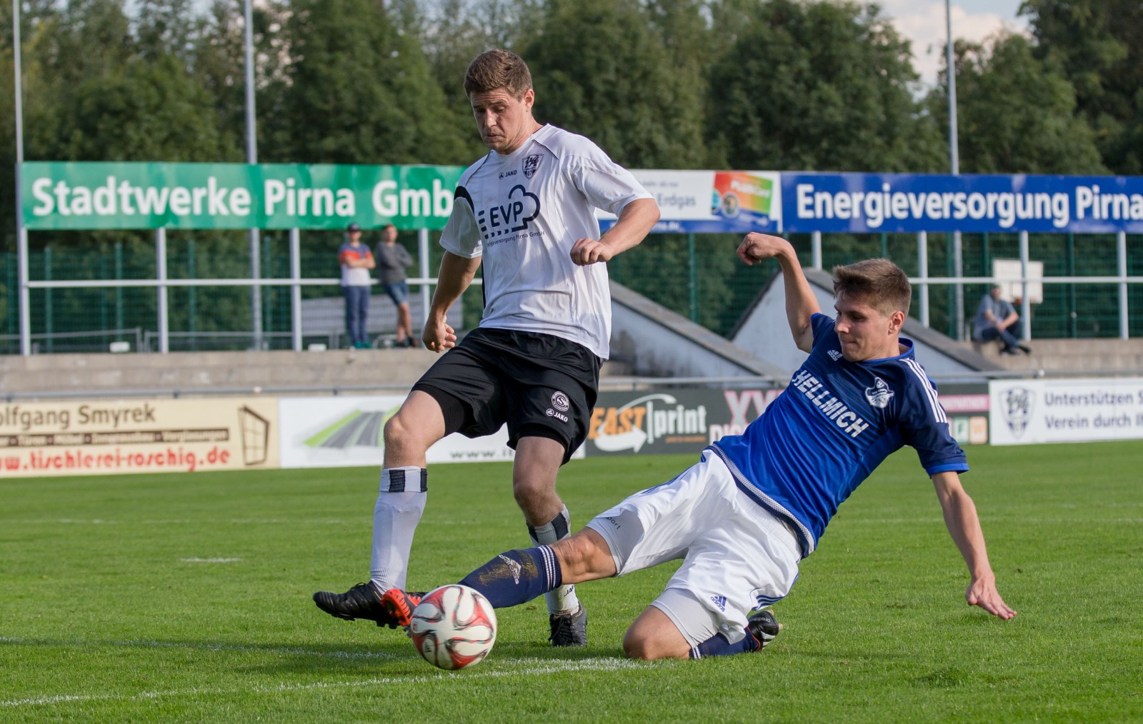 VfL-Angreifer Marcel Kleber wird im letzten Moment vom Ball getrennt. Foto: Marko Förster