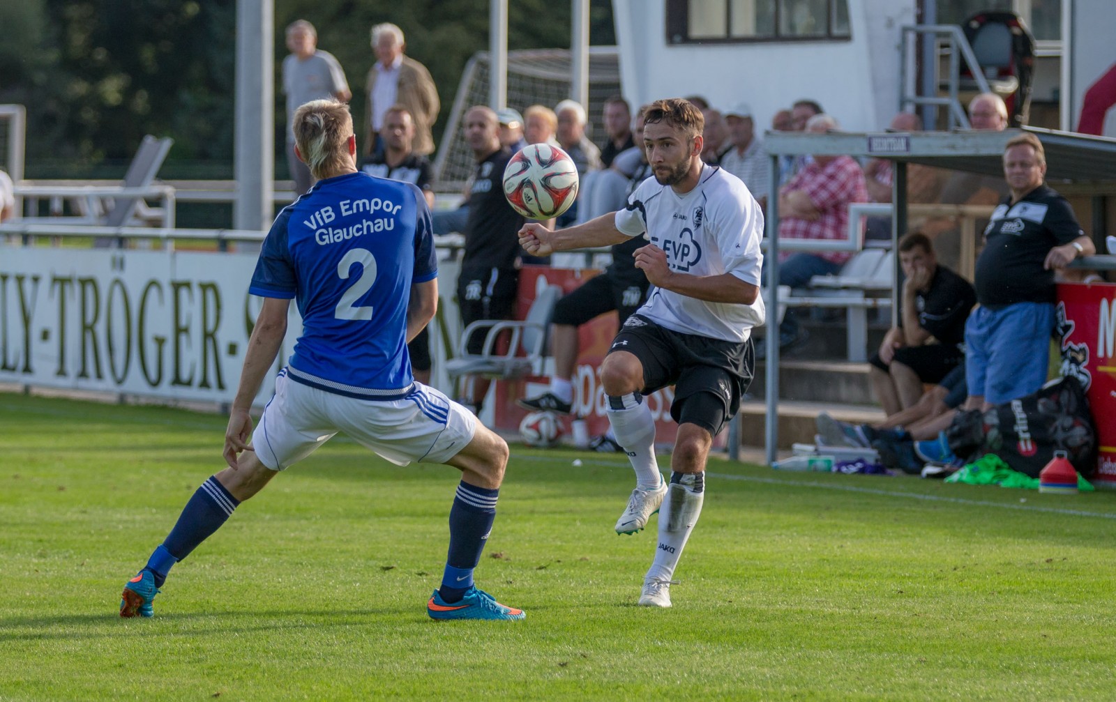 VfL-Kämpfer Richard Lätsch nimmt den Ball vor seinem Gegenspieler an. Foto: Marko Förster