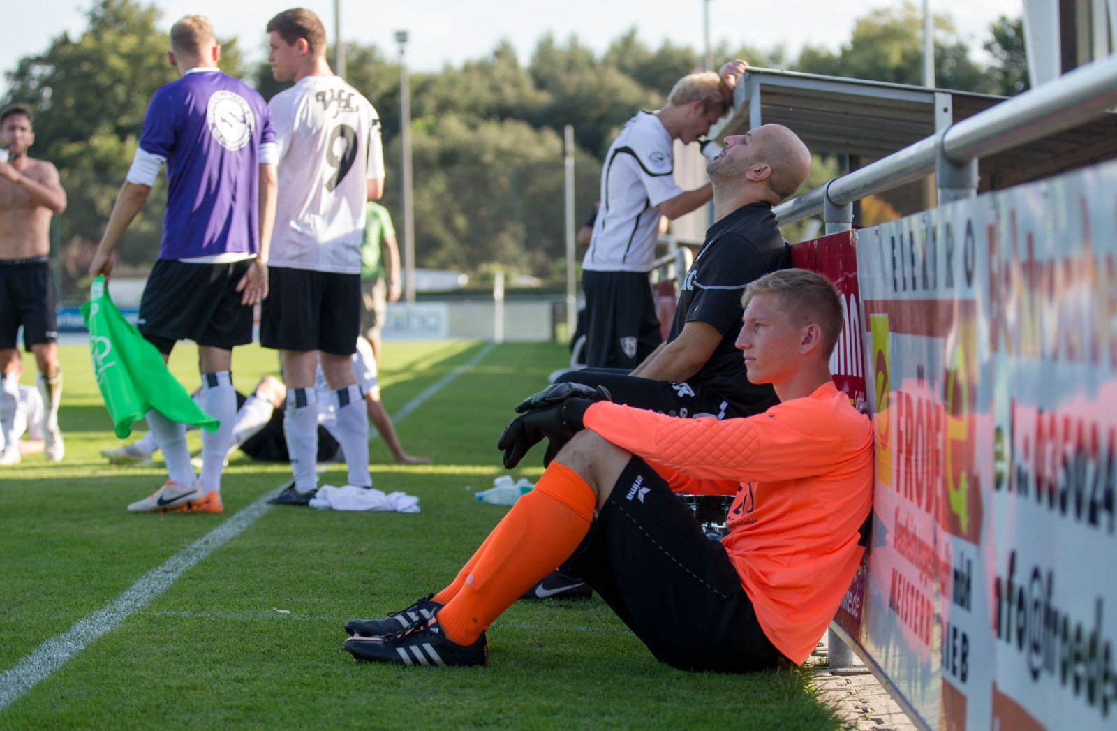 EnttÃ¤uscht: Nach einer Niederlage sind VfL-Coach Elvir Jugo (hi.) und VfL-Keeper Christian Tietz (vo.) verÃ¤rgert. Foto: Marko FÃ¶rster