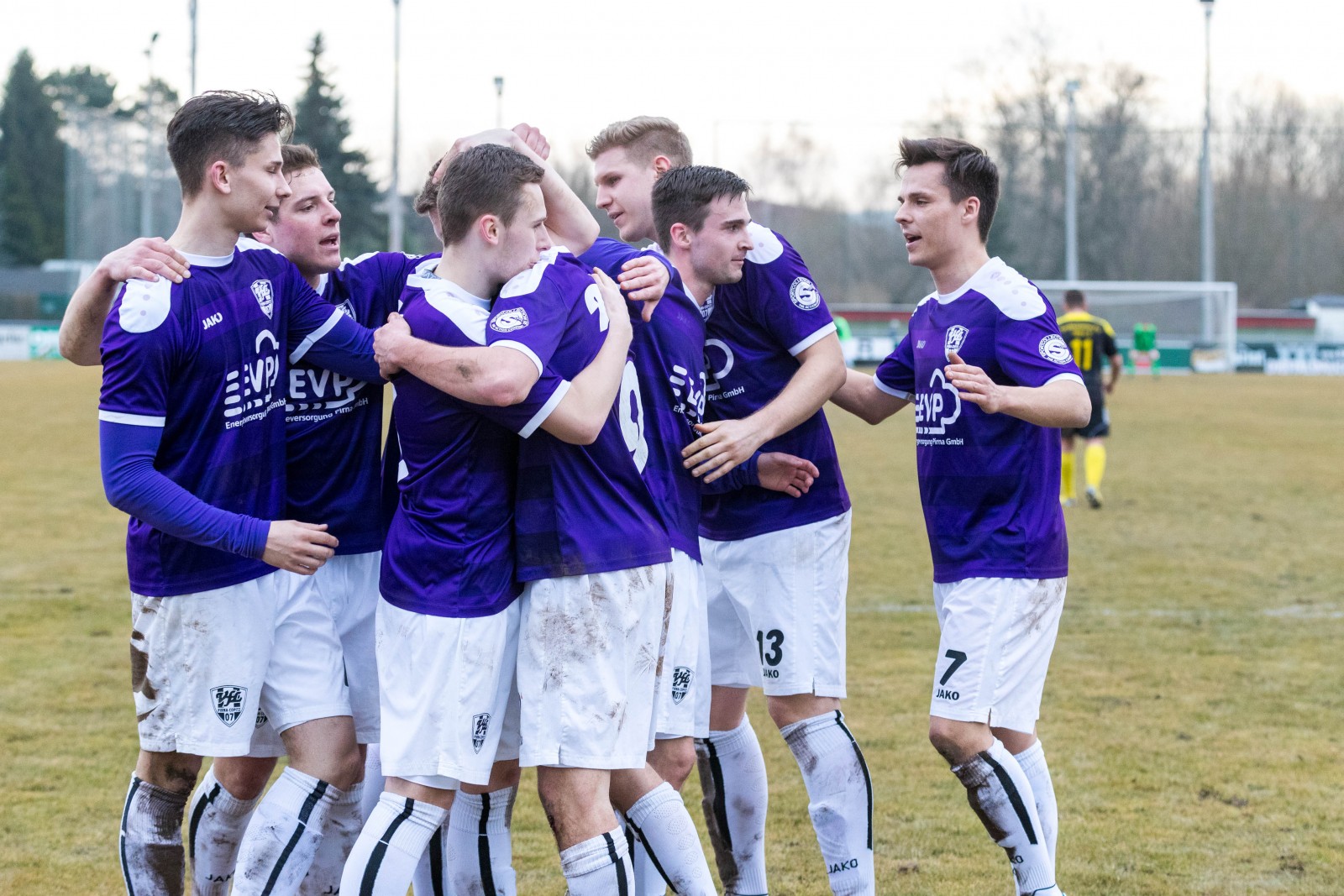 Gemeinsam für den Erfolg: Die VfL-Männer jubeln über einen Treffer. Foto: Marko Förster