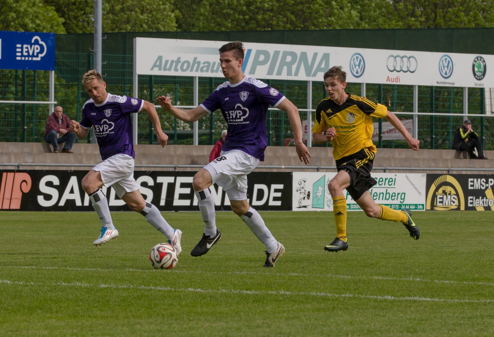 Voll auf Angriff: VfL-StÃ¼rmer Marius Riedel (Mi.) und Ronny Kreher (li.). Foto: Marko FÃ¶rster