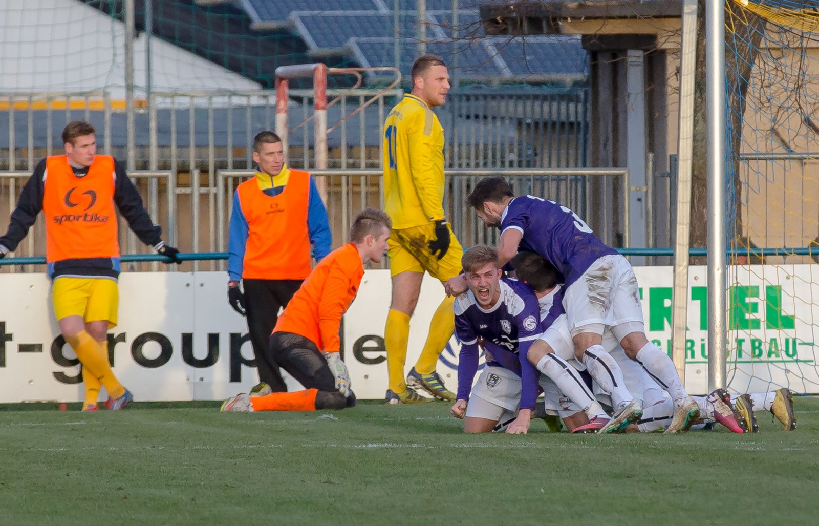 Jubeltraube! Der VfL Pirna-Copitz feiert einen Treffer. Foto: Marko Förster