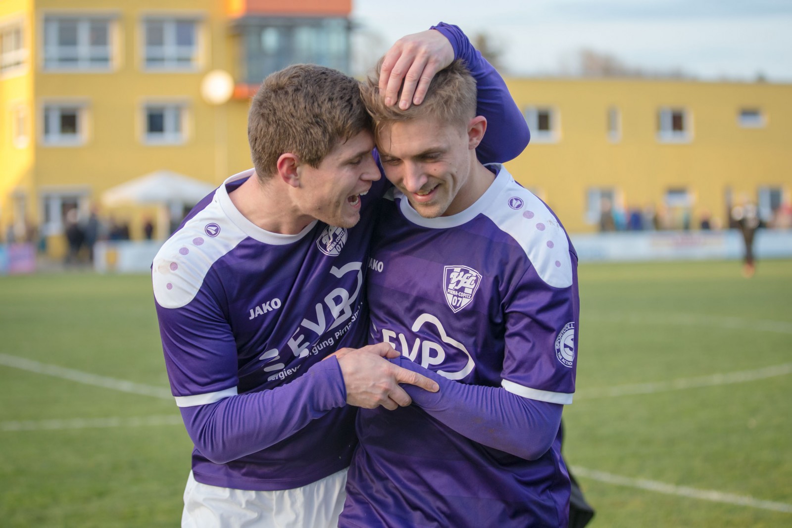 Pure Freude: Marcel Kleber (li.) gratuliert Marcel Reck zu einem Treffer. Foto: Marko FÃ¶rster