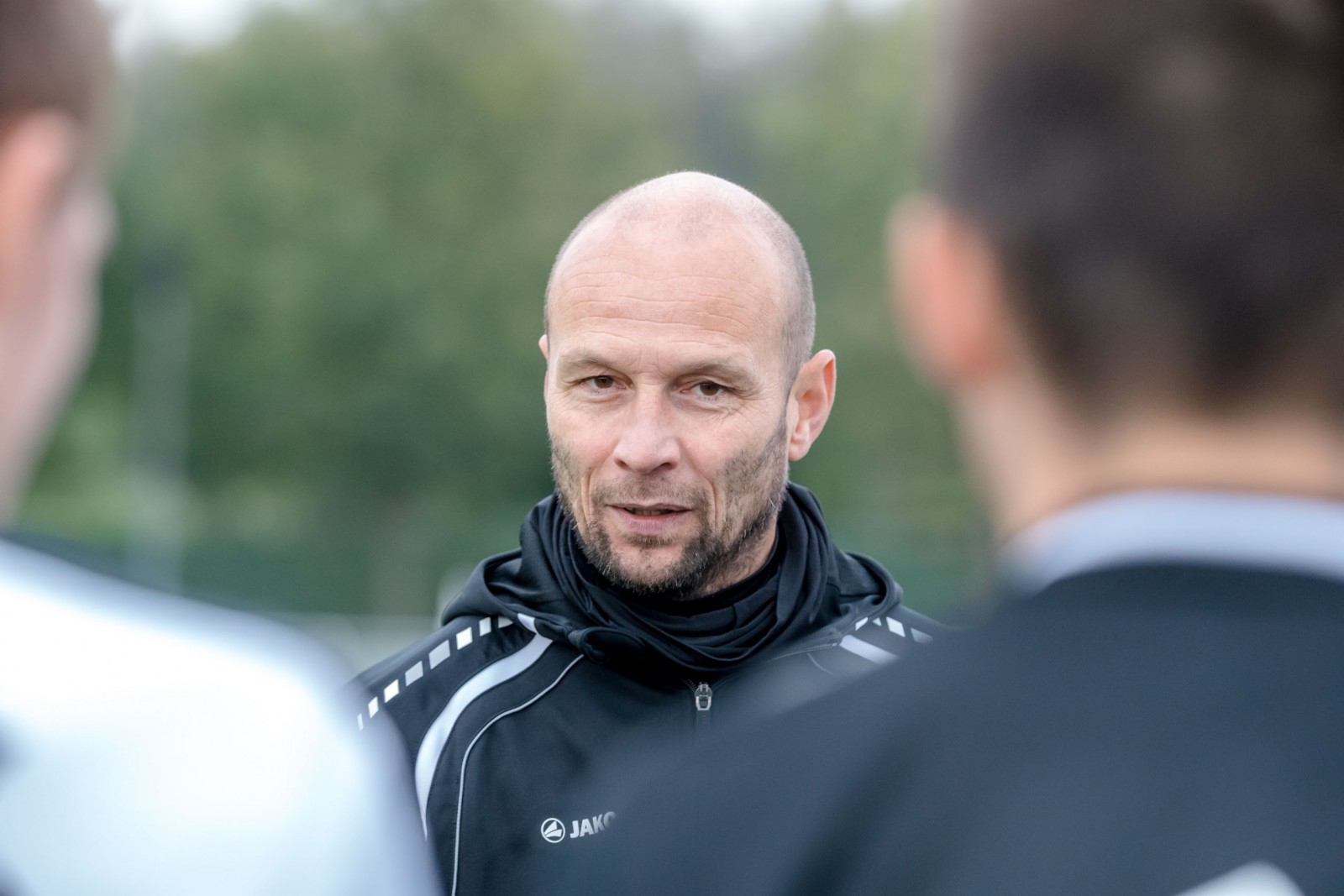 VfL-Trainer Nico Däbritz: Motivierende Worte für die Mannschaft. Foto: Marko Förster