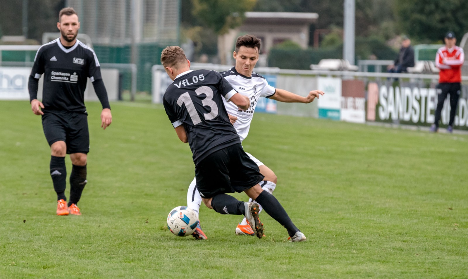 Mitten im Zweikampf: VfL-Spieler Erik Weskott will seinen Gegner überlisten. Foto: Marko Förster