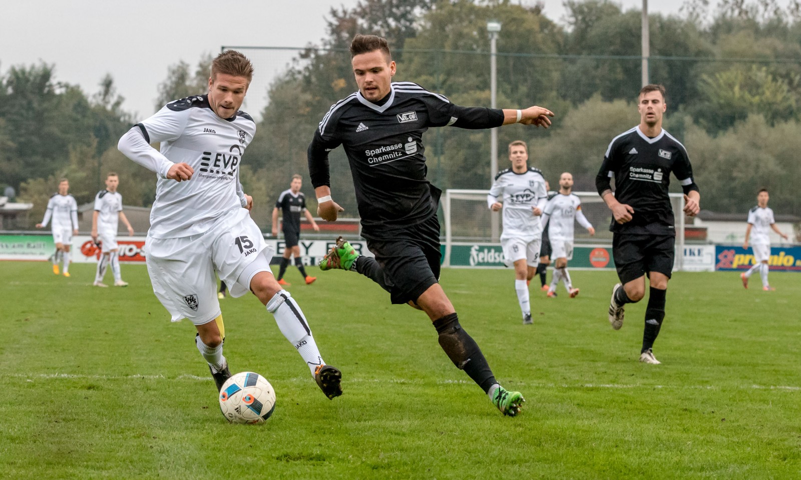 Ball im Blick, Gegner auf Distanz: VfL-Verteidiger Robert Kluttig. Foto: Marko Förster