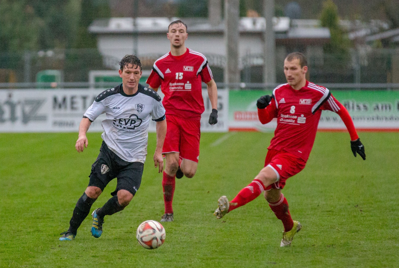 Ball im Blick, Gegner im Rücken: Mario Scholze vom VfL Pirna. Foto: Marko Förster