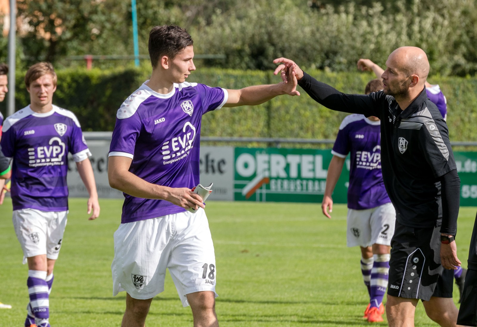 Stark gemacht! VfL-Trainer Nico Däbritz klatscht mit seinen Jungs - hier mit Marius Riedel - ab. Foto: Marko Förster