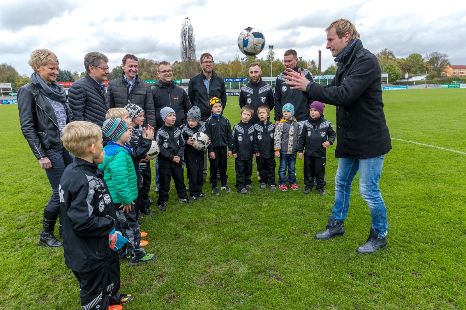 Spielend lernen! Hier noch auf dem Rasenplatz, bald schon am neuen VfL-Holzspielplatz. Das freut auch Oberbürgermeister Klaus-Peter Hanke (2.v.l.). Foto: Marko Förster